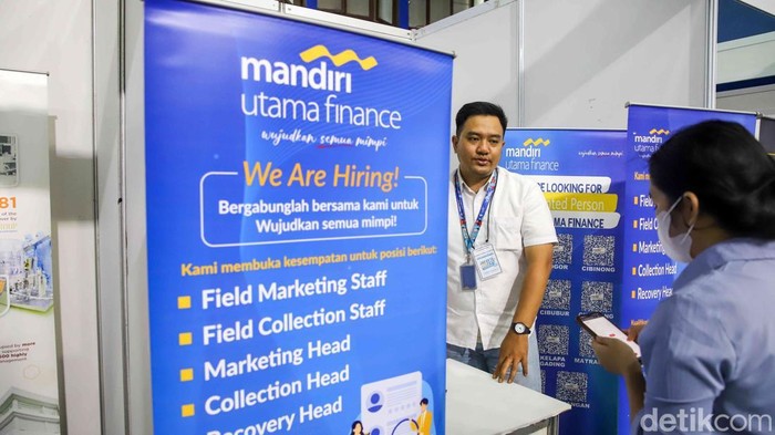 Pelamar Serbu Job Fair Jakarta Utara, Berebut Asa di Tengah Sulitnya Cari Kerja 1.Sejumlah pencari kerja memadati area Job Fair di Gelanggang Remaja Jakarta Utara, Selasa (19/5/2026). Mereka terlihat membawa map berisi arsip lamaran hingga curriculum vitae untuk mencoba peruntungan mendapatkan pekerjaan di tengah persaingan kerja nan semakin ketat.