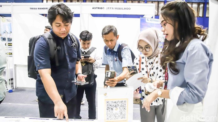 Pelamar Serbu Job Fair Jakarta Utara, Berebut Asa di Tengah Sulitnya Cari Kerja 1.Sejumlah pencari kerja memadati area Job Fair di Gelanggang Remaja Jakarta Utara, Selasa (19/5/2026). Mereka terlihat membawa map berisi arsip lamaran hingga curriculum vitae untuk mencoba peruntungan mendapatkan pekerjaan di tengah persaingan kerja nan semakin ketat.