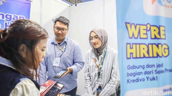 Pelamar Serbu Job Fair Jakarta Utara, Berebut Asa di Tengah Sulitnya Cari Kerja 1.Sejumlah pencari kerja memadati area Job Fair di Gelanggang Remaja Jakarta Utara, Selasa (19/5/2026). Mereka terlihat membawa map berisi arsip lamaran hingga curriculum vitae untuk mencoba peruntungan mendapatkan pekerjaan di tengah persaingan kerja nan semakin ketat.
