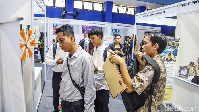 Pelamar Serbu Job Fair Jakarta Utara, Berebut Asa di Tengah Sulitnya Cari Kerja 1.Sejumlah pencari kerja memadati area Job Fair di Gelanggang Remaja Jakarta Utara, Selasa (19/5/2026). Mereka terlihat membawa map berisi arsip lamaran hingga curriculum vitae untuk mencoba peruntungan mendapatkan pekerjaan di tengah persaingan kerja nan semakin ketat.