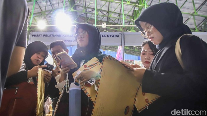 Pelamar Serbu Job Fair Jakarta Utara, Berebut Asa di Tengah Sulitnya Cari Kerja 1.Sejumlah pencari kerja memadati area Job Fair di Gelanggang Remaja Jakarta Utara, Selasa (19/5/2026). Mereka terlihat membawa map berisi arsip lamaran hingga curriculum vitae untuk mencoba peruntungan mendapatkan pekerjaan di tengah persaingan kerja nan semakin ketat.