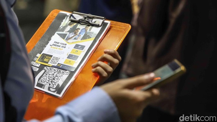 Pelamar Serbu Job Fair Jakarta Utara, Berebut Asa di Tengah Sulitnya Cari Kerja 1.Sejumlah pencari kerja memadati area Job Fair di Gelanggang Remaja Jakarta Utara, Selasa (19/5/2026). Mereka terlihat membawa map berisi arsip lamaran hingga curriculum vitae untuk mencoba peruntungan mendapatkan pekerjaan di tengah persaingan kerja nan semakin ketat.
