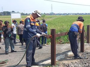 Perlintasan Liar Rel KA di Plumbon Sukoharjo Ditutup