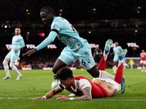 Arsenal Vs Burnley: Viral Video Celana Melorot Piero Hincapie