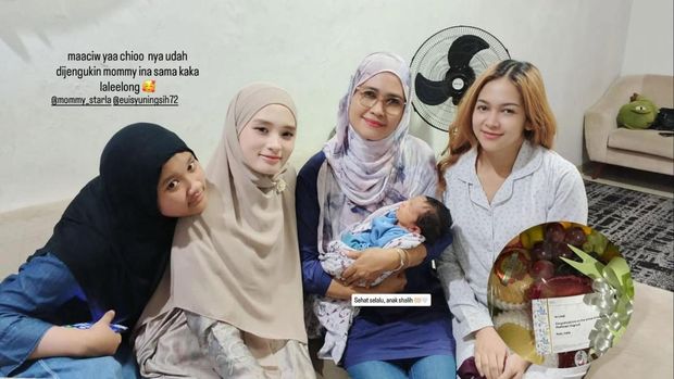 Potret Inara Rusli menjenguk anak Virgoun dengan Lindi Fitriayana.