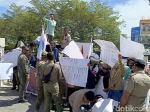 Geruduk Kantor Gubernur NTT, Massa Soroti BBM Langka-Infrastruktur di Amfoang