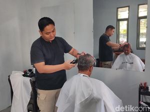 Korban PHK Bangkit Lewat Pelatihan Cukur di Ciamis