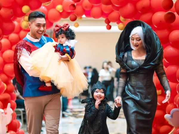 Siti Badriah Jadi Penyihir di Ultah Anak, Bergaun Hitam & Rambut Abu-abu