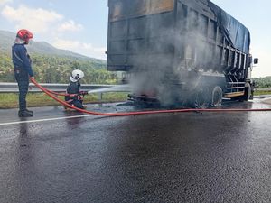 Ban Meledak, Truk Pasir Ludes Terbakar di Tol Cisumdawu