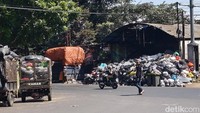 113 Ton Sampah Masih Menumpuk di Bandung Raya