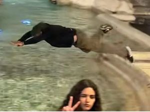 Lompat ke Kolam Air Mancur Trevi, Turis Didenda dan Dilarang Kembali