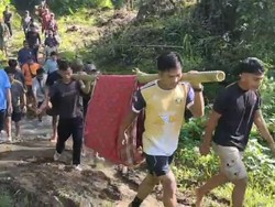 Wanita Hamil Ditandu 9 Km ke RS gegara Jalan Rusak di Polman, Bayi Meninggal