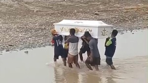 Viral Warga Estafet Gotong Peti Jenazah gegara Jembatan Putus di Amfoang NTT