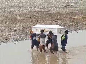 Viral Warga Estafet Gotong Peti Jenazah gegara Jembatan Putus di Amfoang NTT
