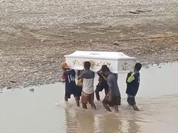 Viral Warga Estafet Gotong Peti Jenazah gegara Jembatan Putus di Amfoang NTT