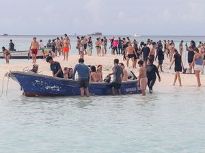Wisata Bahari TN Komodo Kembali Dibuka, Turis Nikmati Indahnya Taka Makassar