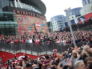 22 Tahun Menanti, Euforia Fans Arsenal Pecah di Emirates Stadium