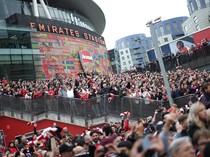22 Tahun Menanti, Euforia Fans Arsenal Pecah di Emirates Stadium