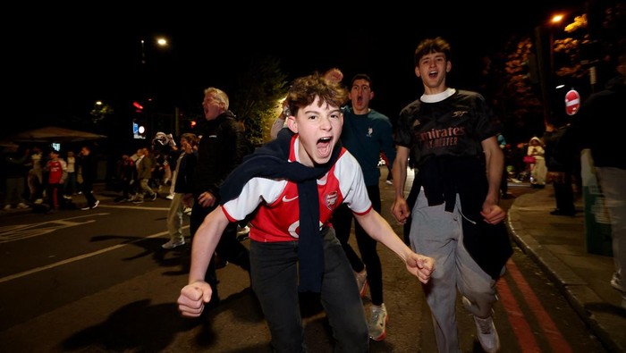 Euforia menyelimuti kawasan London Utara setelah Arsenal F.C. memastikan diri meraih gelar Liga Inggris musim 2025/2026. Ribuan suporter The Gunners memadati area sekitar Emirates Stadium untuk merayakan keberhasilan tim kesayangan mereka mengakhiri penantian panjang selama 22 tahun. Reuters/Andrew Boyers
