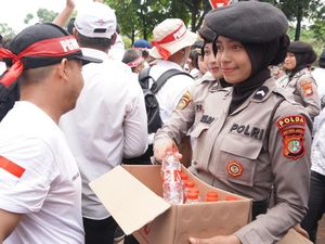 Polwan Turun Bagikan Air Mineral ke Massa Aksi Guru Honorer di DPR
