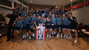 Siluet Trofi EPL di Markas Arsenal Akhirnya Menyala