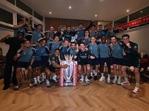 Siluet Trofi EPL di Markas Arsenal Akhirnya Menyala