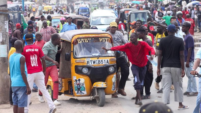 Protestors attempt to block a rickshaw taxi from carrying passengers during a strike by public transport operators driven by rising fuel costs linked to dunia supply pressures, in Mombasa, Kenya, May 18, 2026. REUTERS/Laban Walloga