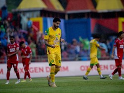 Hattrick Pertama Bruno Paraiba untuk Keluarga dan Bonek-Bonita