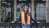 Potret Cinta Kuya Wisuda di California State University, Berkebaya Navy-Marun