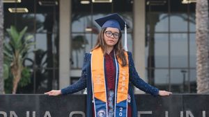 Potret Cinta Kuya Wisuda di California State University, Berkebaya Navy-Marun
