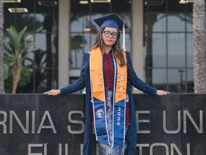 Potret Cinta Kuya Wisuda di California State University, Berkebaya Navy-Marun
