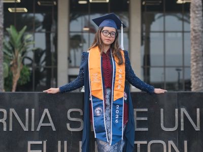 Potret Cinta Kuya Wisuda di California State University, Berkebaya Navy-Marun