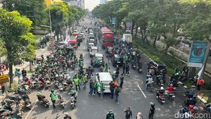 Aksi Demo Ojol Padati Frontage Ahmad Yani