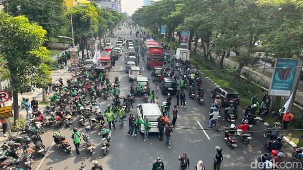 Aksi Demo Ojol Padati Frontage Ahmad Yani