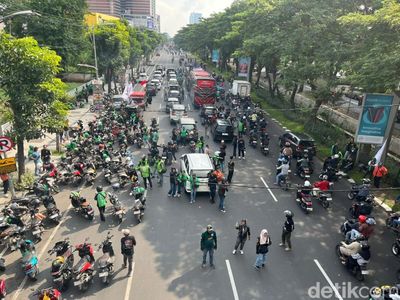 Aksi Demo Ojol Padati Frontage Ahmad Yani