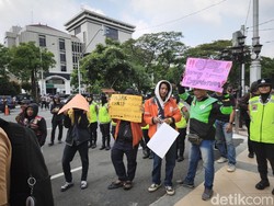 Demo Ojol Depan Kantor Gubernur Jateng, Tuntut Terbitnya UU Transportasi Online