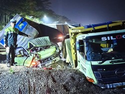 Tabrakan Truk Vs Truk gegara Sama-sama Rem Blong di Salatiga, 1 Orang Tewas