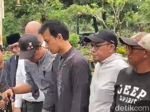 Tangis Fedi Nuril Pecah Saat Ibunda Dimakamkan