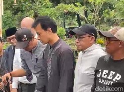 Tangis Fedi Nuril Pecah Saat Ibunda Dimakamkan
