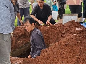 Fedi Nuril Peluk Istri Sebelum Makamkan Ibunda