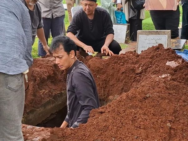Fedi Nuril Peluk Istri Sebelum Makamkan Ibunda