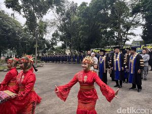 Anita Tanjung Hadiri Wisuda SMA CT Arsa Deli Serdang, Disambut Tarian