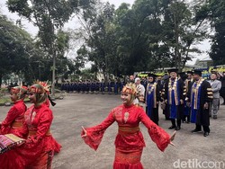 Anita Tanjung Hadiri Wisuda SMA CT Arsa Deli Serdang, Disambut Tarian