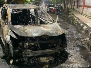 Honda Jazz Ludes Terbakar di Jalan Tri Lomba Juang Semarang