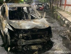 Honda Jazz Ludes Terbakar di Jalan Tri Lomba Juang Semarang