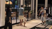 Momen Pratama Arhan dan Inka Andestha Liburan Bareng Keluarga