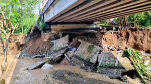 Hati-hati Jembatan Plapar Ponorogo Rusak Diterjang Banjir, Truk di Atas 10 Ton Dilarang Melintas