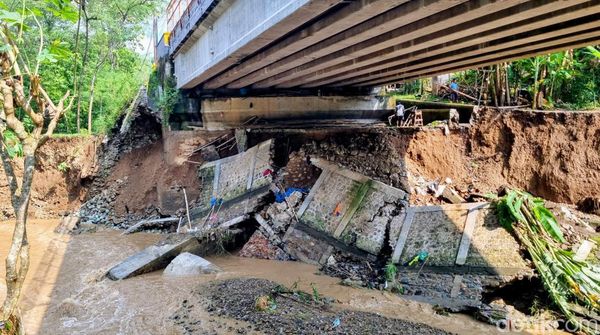 Hati-hati Jembatan Plapar Ponorogo Rusak Diterjang Banjir, Truk di Atas 10 Ton Dilarang Melintas