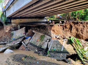 Hati-hati Jembatan Plapar Ponorogo Rusak Diterjang Banjir, Truk di Atas 10 Ton Dilarang Melintas