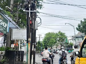 Warga Keluhkan Kabel Semrawut di Simpang Jalan Darussalam Medan